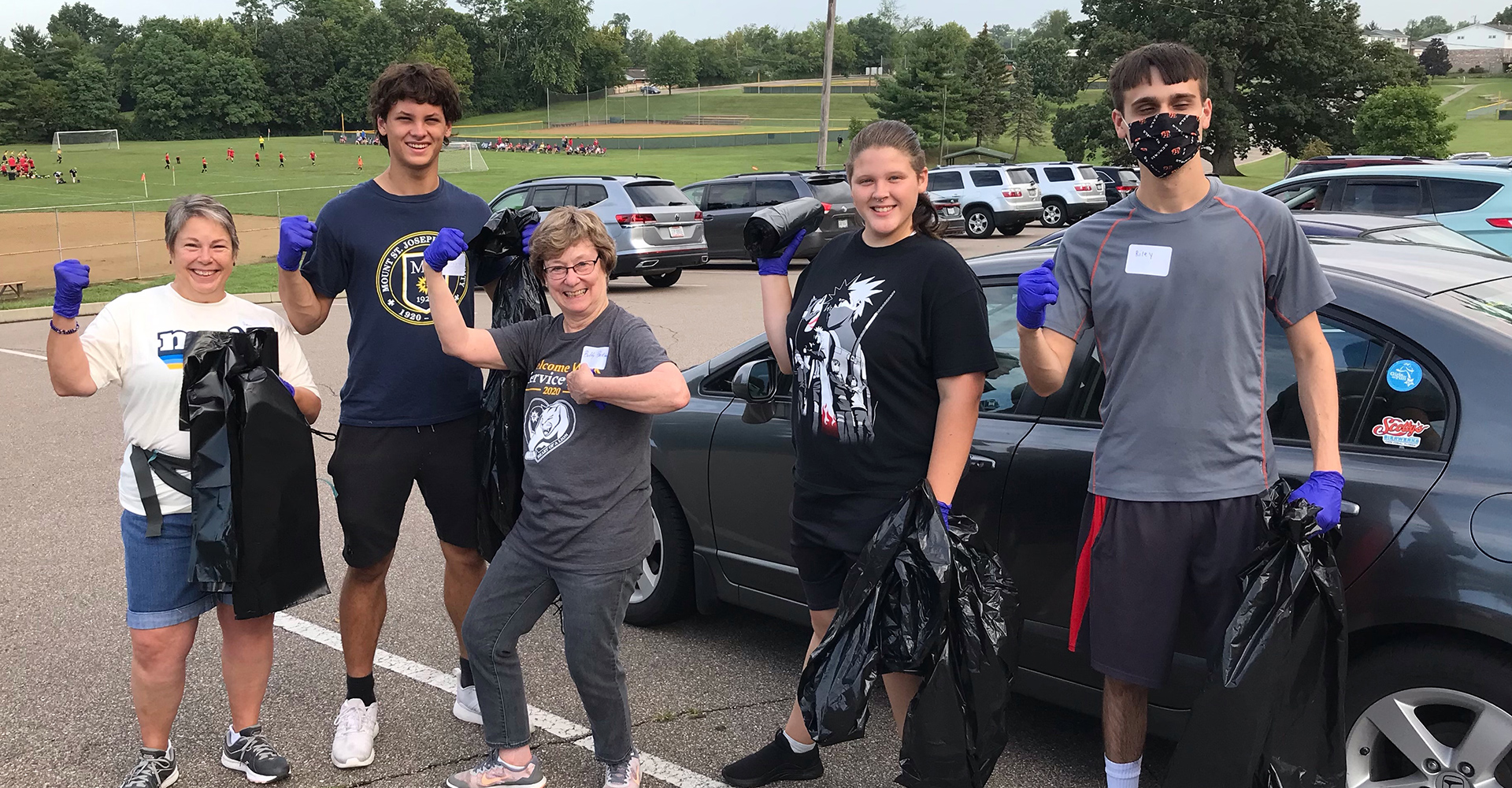 MSJ students at 2021 service day collecting trash